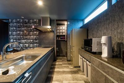 キッチン：キッチン天板も人造石で高級感溢れる