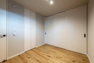 洋室、収納：正面の引き戸内には可動棚を設置