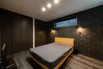 寝室：床材やクロス使いで高級感を演出した主寝室