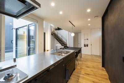 キッチン：天板はステンレスをセレクト、かっこいい空間のキッチンが完成