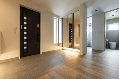 玄関、照明：間接照明を採り入れることで高級感を感じる玄関