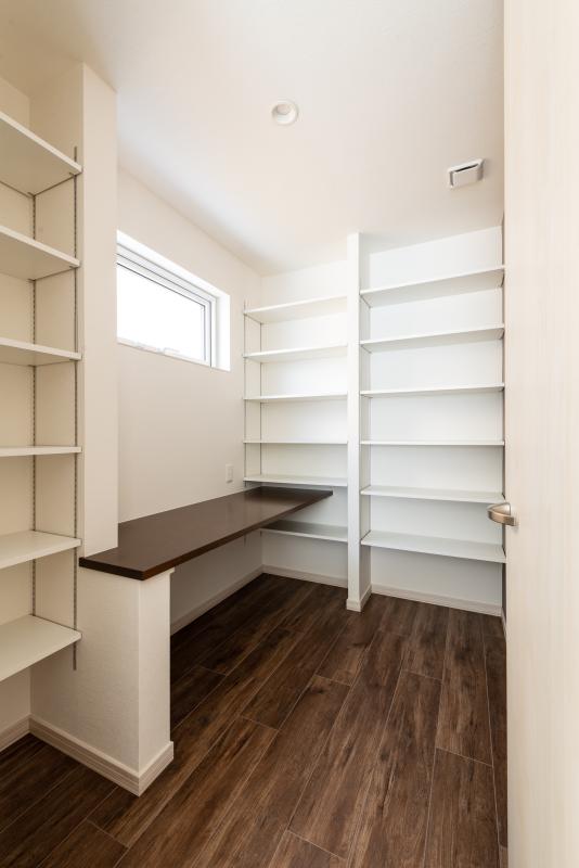 2階書斎はたっぷりと本を置ける棚を造作