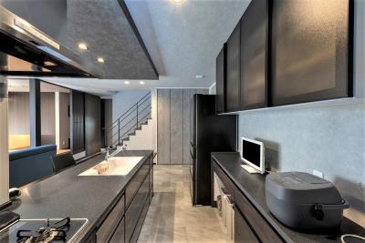 キッチン：キッチンは人造石のグレーの天板を採用