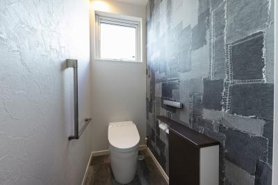 トイレ、壁紙：アクセントクロスはブラックデニム柄をセレクト