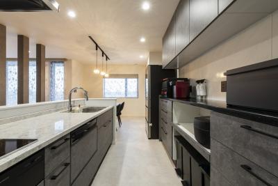 キッチン：グレーキッチンに高級感ある天板をセレクト