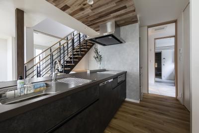 キッチン、階段：水回りの動線は直線&回遊式でプラン