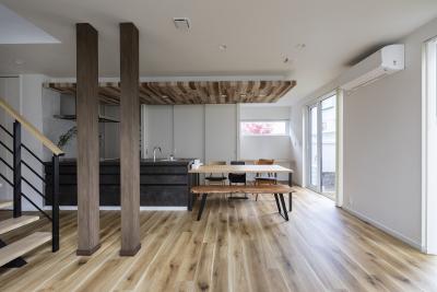 ダイニング、キッチン：木目のテクスチャーが美しい床はフロアタイルを採用