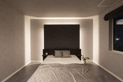 寝室、照明：ふかし壁からの照明が幻想的な主寝室