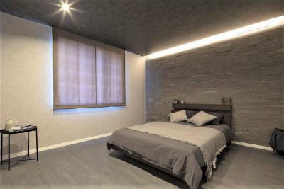 寝室、照明：間接照明もあるホテルライクな主寝室
