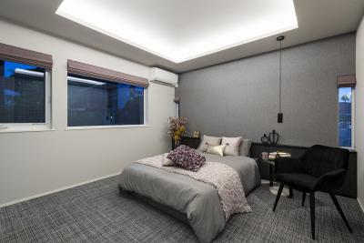 寝室、照明：折り上げ天井の間接照明でホテルライクな雰囲気を演出