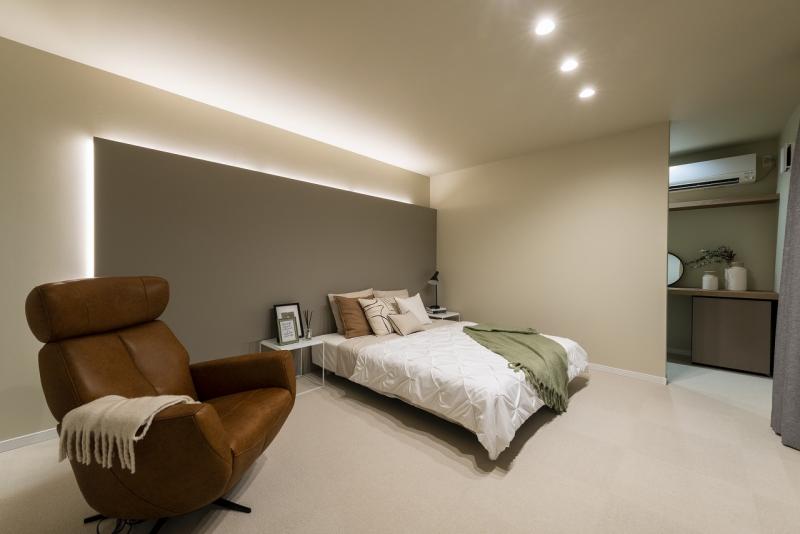 ふかし壁と間接照明で落ち着いた雰囲気の主寝室