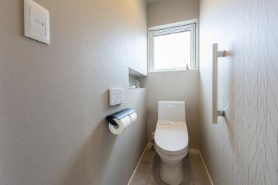 トイレ：２階レストルームも窓があり明るいトイレ