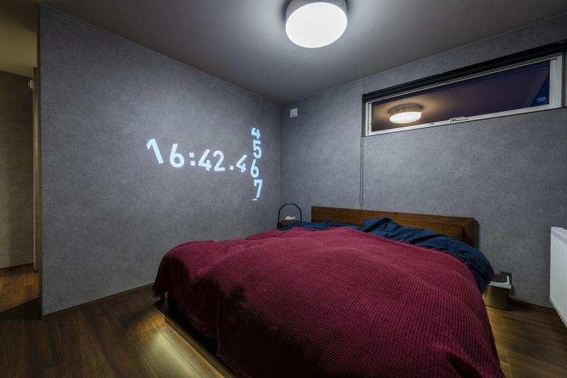 プロジェクター一体型の照明を採用した主寝室