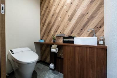 トイレ、壁紙：斜めの木目がおしゃれなトイレ