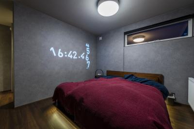 寝室：プロジェクター一体型の照明を採用した主寝室