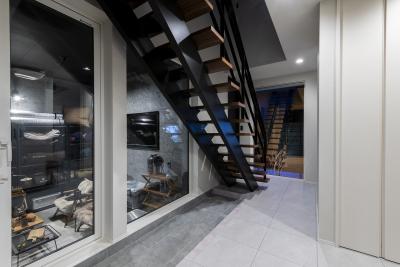 玄関、階段、ガレージ：玄関からガレージに出入り可能、スケルトン階段も空間をデザイン