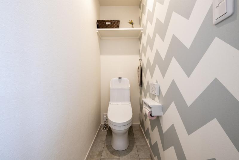 ２階トイレはアクセントクロスで可愛さをプラス