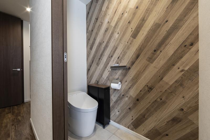 1階トイレは木目を斜めにしたおしゃれなデザイン