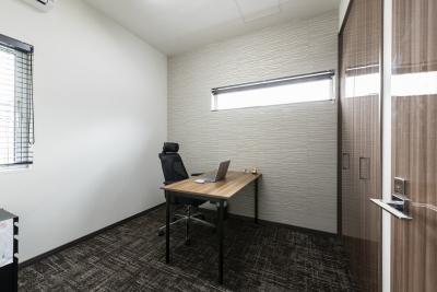 書斎：事務所スペースはカーペット施工で快適空間