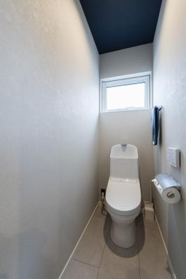 トイレ：2階のトイレは窓有りのシンプルデザイン