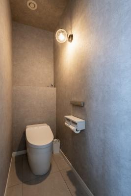 トイレ、壁紙：可愛い照明がクロスに映えるレストルーム