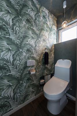 トイレ、壁紙：2階のトイレは遊び心をプラスしたボタニカル柄