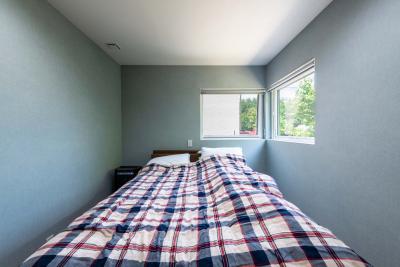 寝室：ブルーグリーンのクロスで癒される主寝室