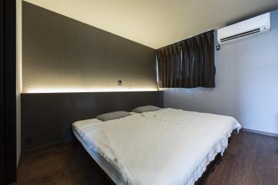 寝室：ラインの照明が美しいホテルライクな主寝室