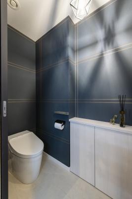トイレ、壁紙：照明とクロスのデザインが素敵なレストルーム