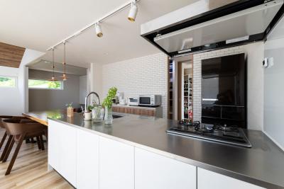 キッチン：キッチンは洗練されたステンレス天板を採用