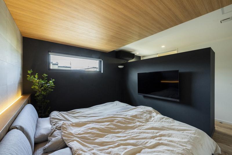 木目の天井やエコカラットプラス、間接照明で癒される主寝室