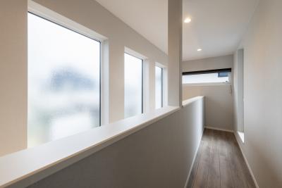 ホール、窓：吹抜け側は型ガラスを採用し、光を通しながら外からの視線を遮ることができる