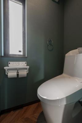 トイレ、壁紙：LIXIL ベーシアシャワー　2階は色味を変え重厚感のある空間に