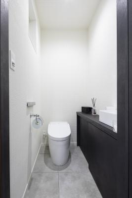 トイレ、収納：造作のカウンター収納を設置